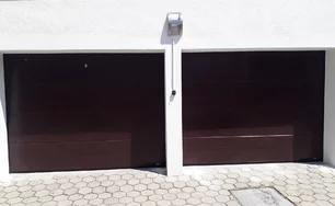 garážová brána mahagón