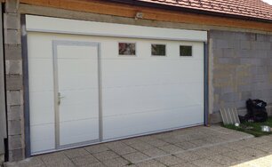 garážová brána s dverami a okienkami biela