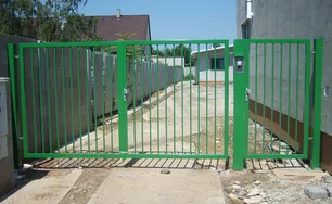 kovaná krídlová brána s bráničkou