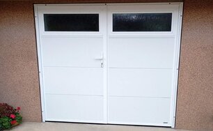 Krídlová garážová brána biela so svetlíkmi