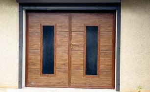 krídlová garážová brána so svetlíkmi