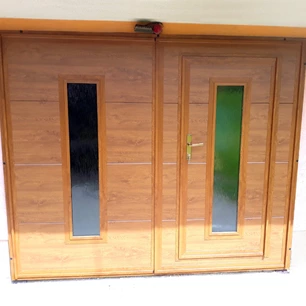 krídlová garážová brána zlatý dub s dverami Lysá pod Makytou