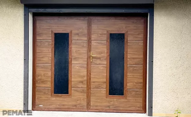 krídlové garážová brána so svetlíkmi