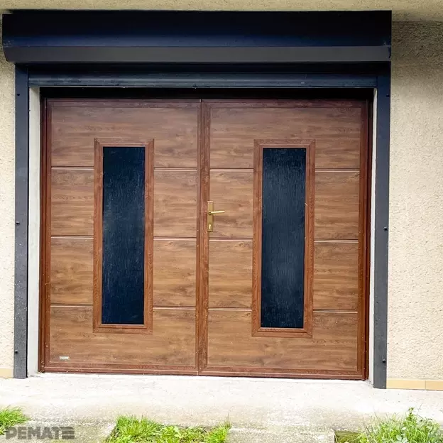 krídlové garážová brána so svetlíkmi