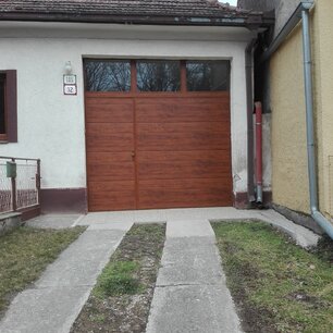 Krídlové garážové brány - dekor zlatý dub