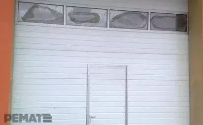 Priemyselná brána s dverami a presklením sekcie