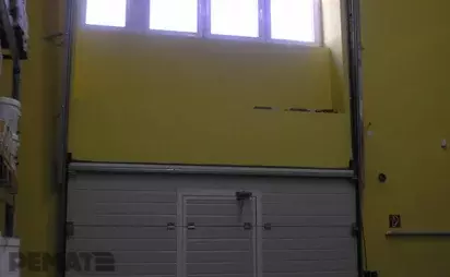 sekcionálna brána s dverami pre priemyselné priestory