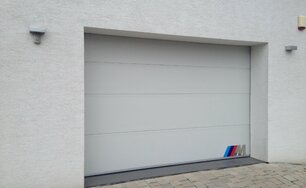 sekcionálna garážová brána biela