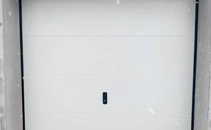 sekcionalna garazova brana biela hladka s kluckou bratislava