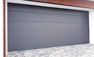 sekcionálna garážová brána RAL 9005 Lužianky