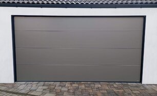 Sekcionálna garážová brána strieborná RAL 9007, Machulince