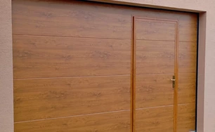 sekcionálna garážová brána zlatý dub s dverami