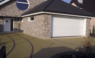 Sekčná brána biela/pruhy, Brezová pod Bradlom