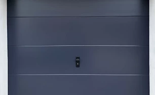 sekčná garážová brána antracit hladký motív manuálne ovládanie