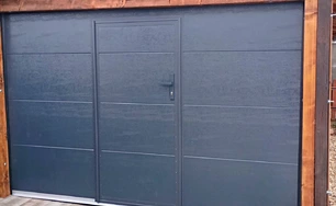 Sekčná garážová brána antracit WG s dverami Malé Zálúžie