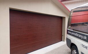 Sekčná garážová brána mahagón, Zlaté Moravce