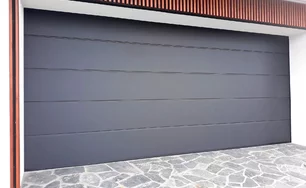 sekčná garážová brána RAL9005