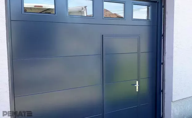 sekčná garážová brána s dverami antracit + okienka