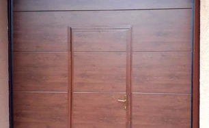 sekčná garážová brána s dverami orech Jablonica