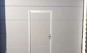 sekčná garážová brána s dverami RAL9006 hladký Sereď