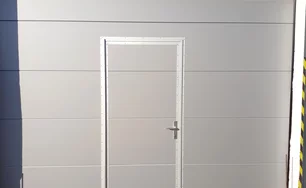 sekčná garážová brána s dverami RAL9006 hladký Sereď