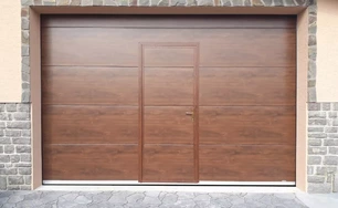 sekčná garážová brána s dvermi orech hladký Kanianka